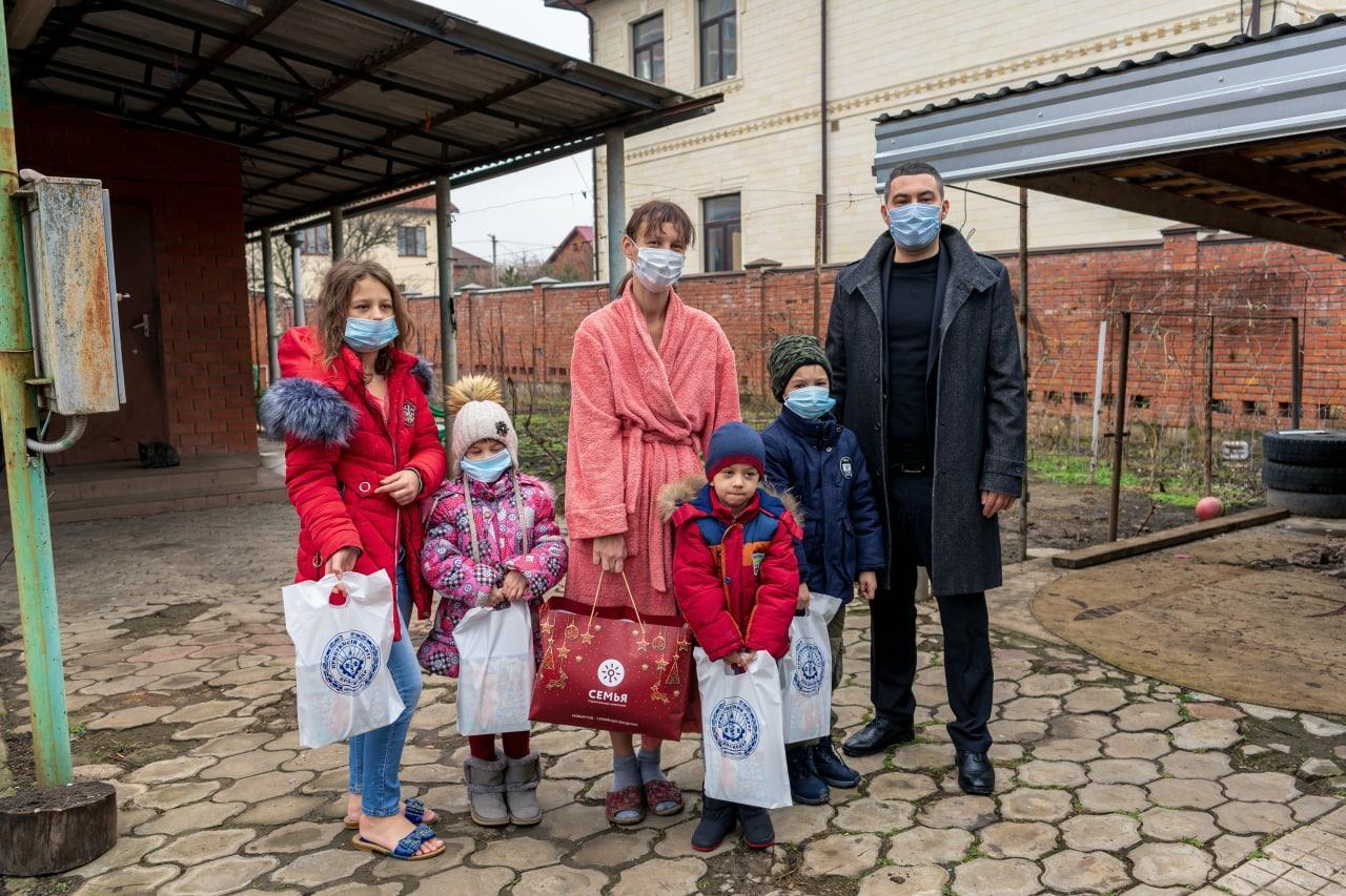 СК «Семья» поздравила с наступающим Новым годом многодетные семьи Краснодара